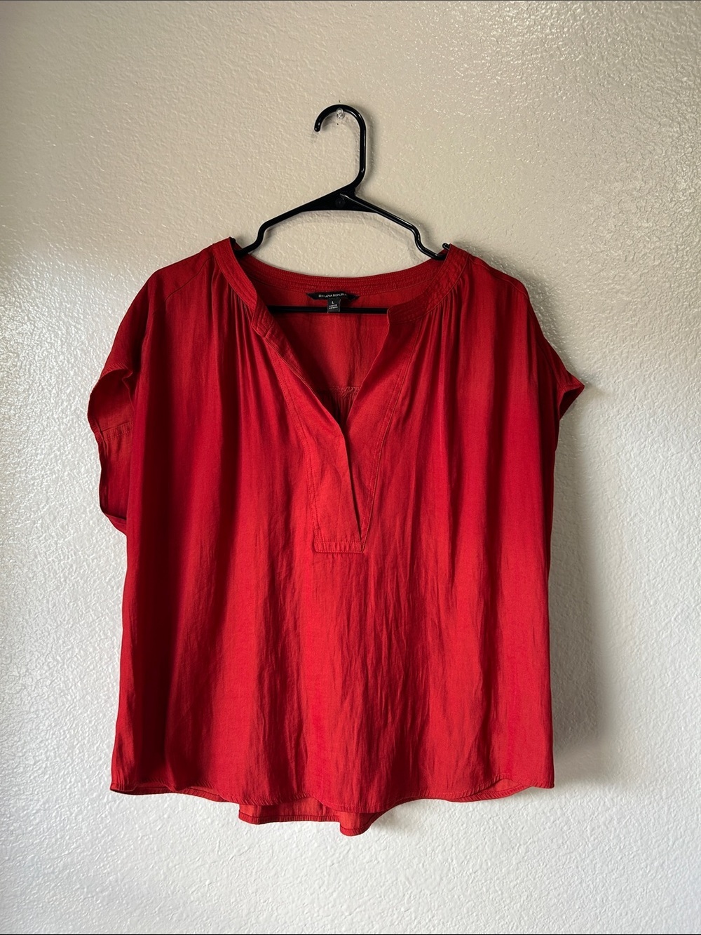 Banana Republic Red Split V-Neck Short Sleeve Blouse Sz L Casual Office